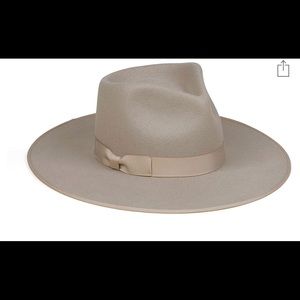 Lack of color hat size S 55 inches.